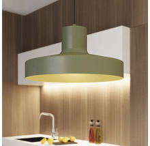 Pendul modern cu abajur cilindric deasupra unei unități de bucătărie cu aspect de lemn și iluminare indirectă.