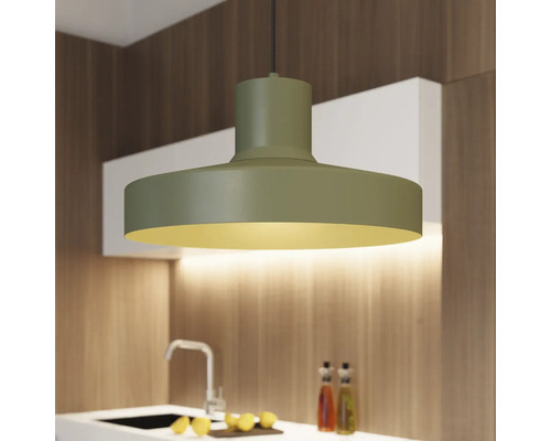 Pendul modern cu abajur cilindric deasupra unei unități de bucătărie cu aspect de lemn și iluminare indirectă.