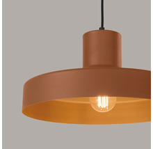 Lampă suspendată modernă din metal cu abajur rotund și sursă de lumină integrată pentru o iluminare uniformă a camerei.