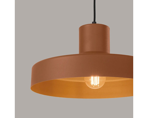 Lampă suspendată modernă din metal cu abajur rotund și sursă de lumină integrată pentru o iluminare uniformă a camerei.