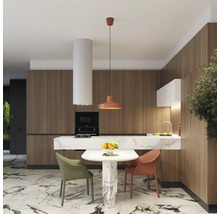 Bucătărie modernă cu fronturi din lemn, blat de marmură, zonă de luat masa rotundă și lampă suspendată într-un design luminos și deschis.