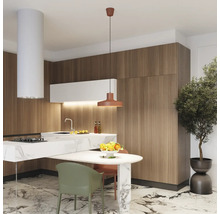 Bucătărie modernă cu fronturi din lemn, insulă din marmură, lampă suspendată și hotă integrată într-un interior luminos și elegant.