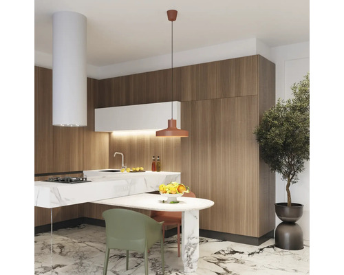 Bucătărie modernă cu fronturi din lemn, insulă din marmură, lampă suspendată și hotă integrată într-un interior luminos și elegant.