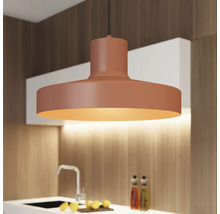 Pendul modern cu design simplu deasupra unei bucătării cu fronturi din lemn și blat alb