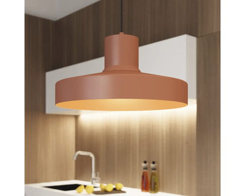 Pendul modern cu design simplu deasupra unei bucătării cu fronturi din lemn și blat alb