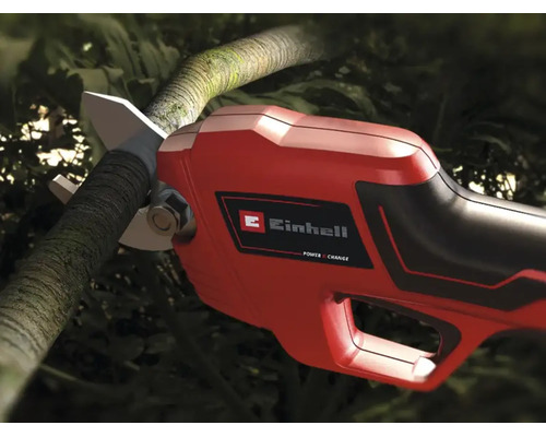 Foarfecă de grădină cu acumulator Einhell care taie o ramură de copac.