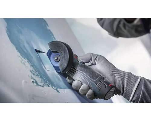 Mana in manusa de protectie tine un polizor unghiular cu acumulator Bosch in timp ce taie o suprafata metalica