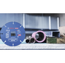 Disc de taiere Bosch Expert cu prindere X-LOCK pentru diverse materiale precum lemn, plastic si metal pe un banc de lucru.