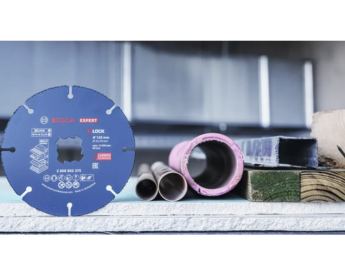 Disc de taiere Bosch Expert cu prindere X-LOCK pentru diverse materiale precum lemn, plastic si metal pe un banc de lucru.