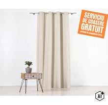 O perdea uni cu inele agățată pe o galerie metalică lângă o măsuță cu o plantă la ghiveci și serviciu de cusut gratuit. (Image AI modified or generated)