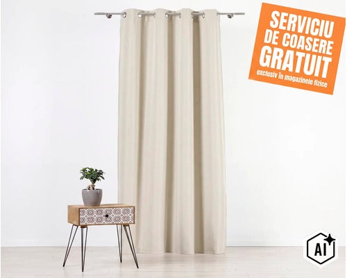 O perdea uni cu inele agățată pe o galerie metalică lângă o măsuță cu o plantă la ghiveci și serviciu de cusut gratuit. (Image AI modified or generated)