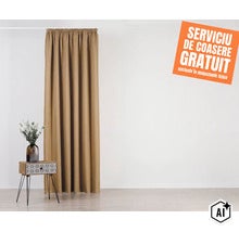 O draperie uni cu falduri montată pe o galerie lângă o măsuță cu o plantă și notificare privind serviciul gratuit de croitorie. (Image AI modified or generated)