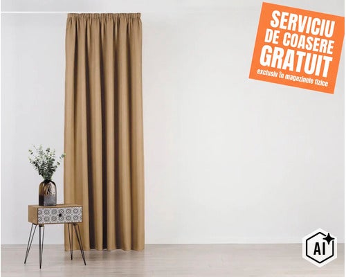 O draperie uni cu falduri montată pe o galerie lângă o măsuță cu o plantă și notificare privind serviciul gratuit de croitorie. (Image AI modified or generated)