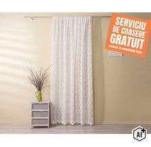 O perdea albă, ușor transparentă, cu un model floral fin, suspendată pe o galerie într-o cameră amenajată. (Image AI modified or generated)