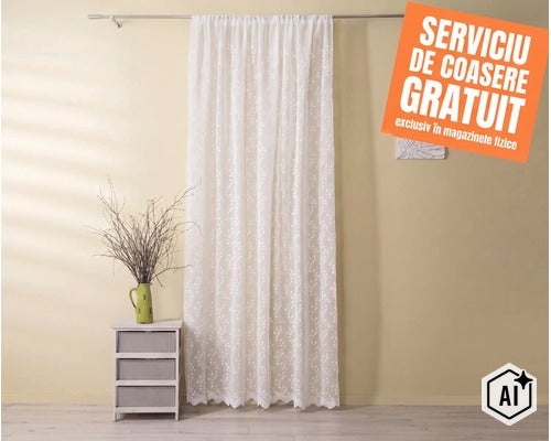 O perdea albă, ușor transparentă, cu un model floral fin, suspendată pe o galerie într-o cameră amenajată. (Image AI modified or generated)
