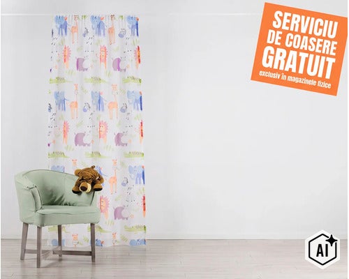 Perdea pentru copii cu imprimeu cu animale și o jucărie de pluș pe scaun în fața unui fundal alb cu serviciu de coasere gratuit în magazine. (Image AI modified or generated)