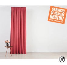 Perdea uni cu pliuri atârnată pe o șină, alături de o măsuță de cafea cu flori, incluzând un anunț despre serviciul de coasere gratuit. (Image AI modified or generated)