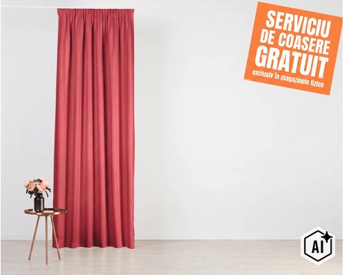 Perdea uni cu pliuri atârnată pe o șină, alături de o măsuță de cafea cu flori, incluzând un anunț despre serviciul de coasere gratuit. (Image AI modified or generated)