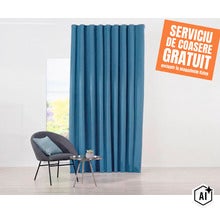 O draperie înaltă până la tavan într-o amenajare interioară modernă, cu un fotoliu și o măsuță, incluzând serviciul de coasere gratuit. (Image AI modified or generated)