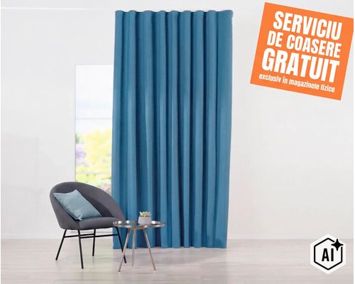 O draperie înaltă până la tavan într-o amenajare interioară modernă, cu un fotoliu și o măsuță, incluzând serviciul de coasere gratuit. (Image AI modified or generated)