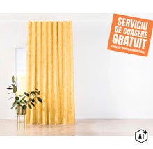 Perdea decorativă într-o cameră luminoasă lângă o plantă de apartament cu mențiunea unui serviciu de cusut gratuit în magazine. (Image AI modified or generated)
