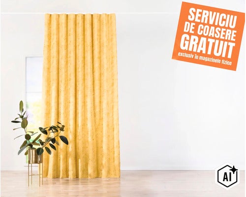 Perdea decorativă într-o cameră luminoasă lângă o plantă de apartament cu mențiunea unui serviciu de cusut gratuit în magazine. (Image AI modified or generated)