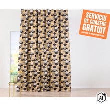 O draperie plisată cu model geometric în fața unei ferestre cu serviciu de coasere gratuit în magazinele fizice. (Image AI modified or generated)