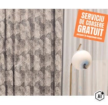 Perdele decorative cu model lângă o lampă de podea cu abajur sferic și mențiunea serviciului de coasere gratuit în magazinele fizice. (Image AI modified or generated)