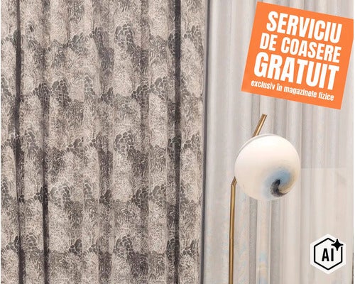 Perdele decorative cu model lângă o lampă de podea cu abajur sferic și mențiunea serviciului de coasere gratuit în magazinele fizice. (Image AI modified or generated)