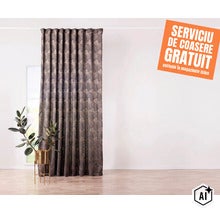 Perdea cu model în fața unei ferestre într-o cameră luminoasă, lângă o plantă de apartament pe un suport auriu, serviciu de cusut inclus. (Image AI modified or generated)