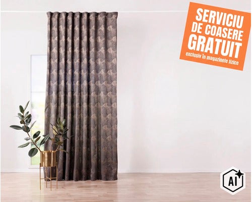 Perdea cu model în fața unei ferestre într-o cameră luminoasă, lângă o plantă de apartament pe un suport auriu, serviciu de cusut inclus. (Image AI modified or generated)