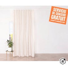 Perdea suspendată în fața unei ferestre cu o plantă pe o masă laterală și informații despre serviciul gratuit de cusut. (Image AI modified or generated)