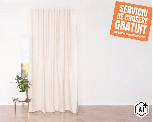 Perdea suspendată în fața unei ferestre cu o plantă pe o masă laterală și informații despre serviciul gratuit de cusut. (Image AI modified or generated)