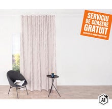 Perdea suspendată în fața unei ferestre într-o cameră cu fotoliu și măsuță, incluzând serviciu de coasere gratuit. (Image AI modified or generated)