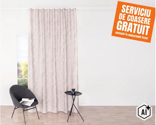 Perdea suspendată în fața unei ferestre într-o cameră cu fotoliu și măsuță, incluzând serviciu de coasere gratuit. (Image AI modified or generated)