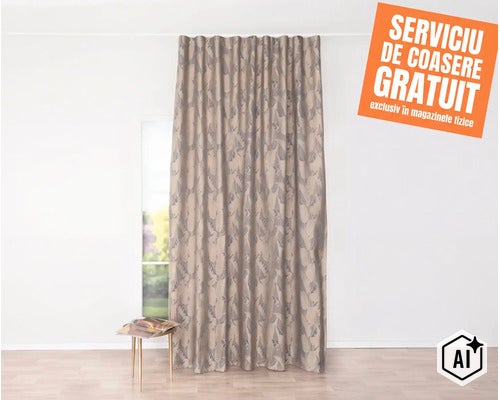 Perdea decorativa cu model cu frunze in fata unei ferestre incluzand informatii despre serviciul de coasere gratuit in magazine (Image AI modified or generated)