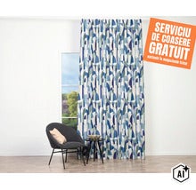 O draperie opacă cu model geometric în fața unei ferestre, incluzând mențiunea serviciului de coasere gratuit în magazinele Hornbach. (Image AI modified or generated)