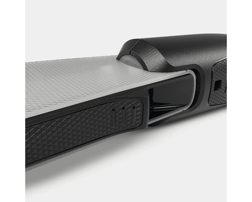 Detaliu al unui șlefuitor multifuncțional electric cu suprafață texturată și mâner ergonomic din plastic.