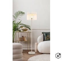 Lampadar modern cu abajur rotund cu lamele intr-un living amenajat elegant cu planta si fotoliu confortabil. (Image AI modified or generated)