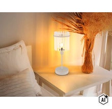 Lampă de masă modernă cu abajur cu lamele pe noptieră într-un dormitor cu decorațiuni (Image AI modified or generated)