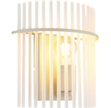 Lampă de perete cu abajur din tije verticale în fața unei surse de lumină.