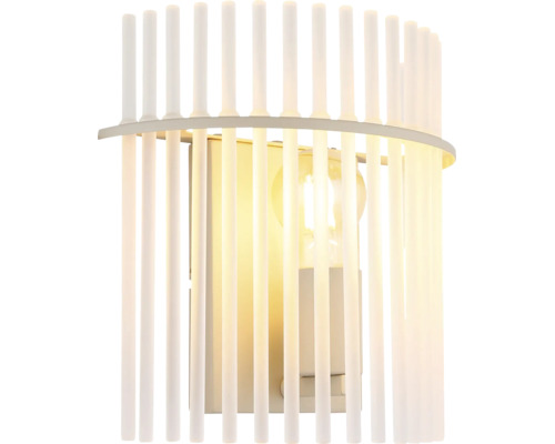 Lampă de perete cu abajur din tije verticale în fața unei surse de lumină.