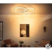 Plafoniera LED modernă cu trei inele luminoase împletite într-un living iluminat confortabil. (Image AI modified or generated)