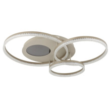 Plafonieră LED modernă cu trei inele întrepătrunse și element de iluminat din cristal integrat pentru camera de zi.
