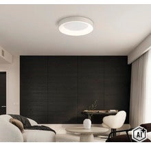 Plafonieră LED rotundă modernă într-un living elegant cu perete întunecat și mobilier în culori deschise. (Image AI modified or generated)