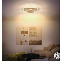 Plafonieră LED modernă în formă de inel montată pe tavan deasupra unui living cu canapea și decorațiuni de perete. (Image AI modified or generated)