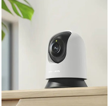 Cameră de supraveghere Wi-Fi pentru interior cu funcție de panoramare și înclinare pe o piesă de mobilier.