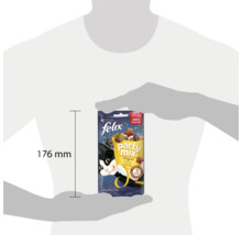 Gustari pentru pisici Felix Party Mix Original 176 milimetri inaltime tinute de o persoana.
