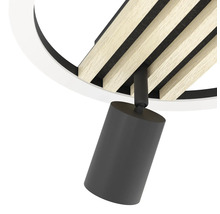 Spot de tavan cu lamele din lemn și spot cilindric pentru iluminat interior modern.