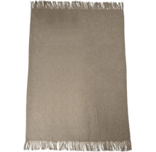 O cuvertură de pat dreptunghiulară din material textil cu franjuri pe laturile scurte.